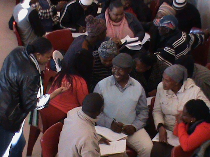 Facilitator Vivienne Hlatshwayo interacting with participants in the Business Proposal Writing workshop